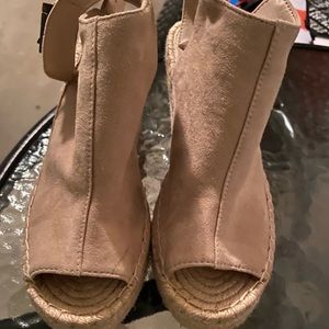 Kenneth Cole Wedge shoes